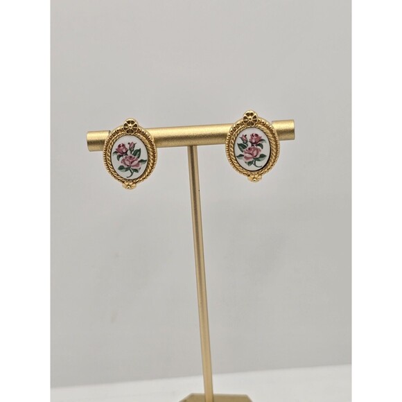 Vintage Avon English Rose Floral Cameo Cottagecore Gold Tone Pierced Earrings - Picture 1 of 3
